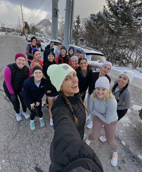 Winter Track Outfits, Running Fits Winter, Winter Running Outfit Aesthetic, Running Outfits Winter, Running Outfits For Women Cold, Christmas Running Outfit, Running In The Winter, Running Aesthetic Winter, Winter Running Aesthetic