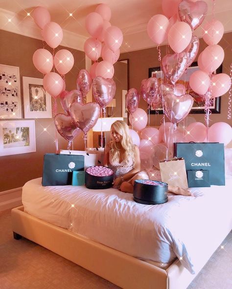 Birthday Decoration For Wife, Birthday Hotel Decorations For Her, Birthday Pink Aesthetic, Birthday Room Surprise, Hotel Birthday, Romantic Room Surprise, Birthday Decoration Ideas, Happy Birthday Background, Surprise Birthday Decorations