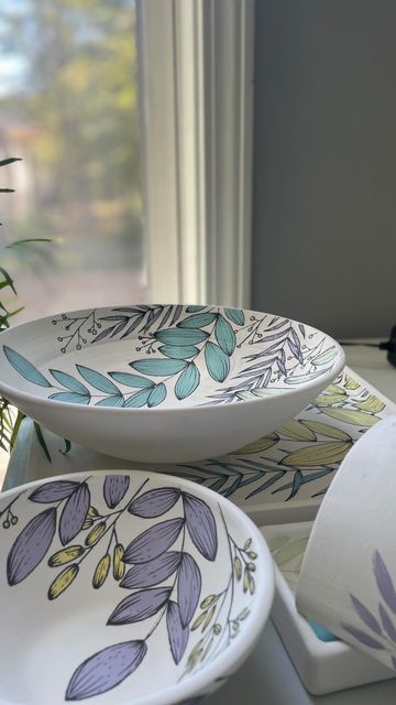 Handpainted Bowl Ideas, Paint Ceramics Ideas, Hand Painted Ceramic Bowls, Pottery With Flowers, Bowl Pottery Painting Ideas, Painting Bowls, Bowl Painting, Ceramics Bowls Designs, Painted Bowls