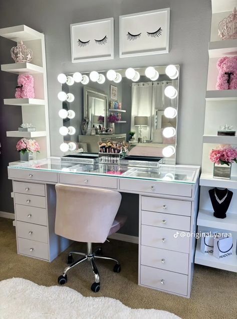 Makeup Room Background, Make Up Rooms Idea, Dream Vanity Makeup, Girl Vanity Ideas, Vanity Set Up Ideas, Vanity Collections, Pretty Vanity, Cute Vanity, Vanity Setup