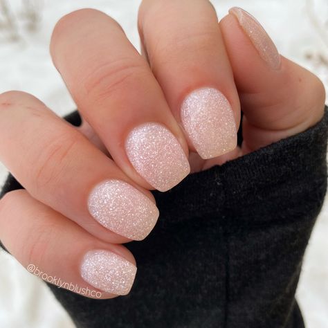 Light Pink Sparkle Dip Powder Nails, Light Color Nails With Glitter, Short Glitter Nails Sparkle, Short Acrylic Nails Designs Sparkle, Short Nails Ideas Natural Color, Neutral Glitter Dip Nails, Light Pink Nails Silver Glitter, Light Pink And Glitter Acrylic Nails, Light Pink And White Glitter Nails