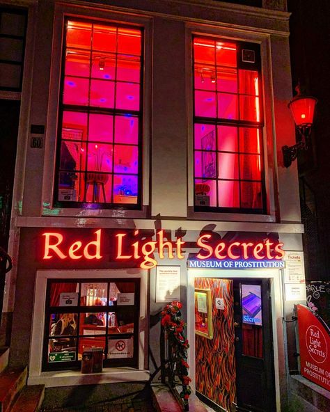 Amsterdam Places To Visit, Amsterdam Nightlife, Amsterdam Red Light, Amsterdam Pictures, Amsterdam Red Light District, Growth Ruler, Working Girls, Red Lights, Red Light District