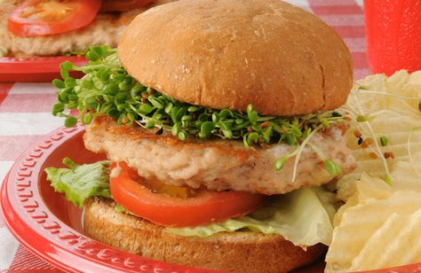 Meals Under 200 Calories, Zucchini Burger, Greek Turkey Burgers, Grilled Turkey Burgers, 200 Calorie Meals, Flavorful Meals, Turkey Burger Recipes, Healthy Turkey, Tzatziki Sauce