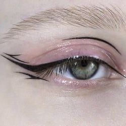 Eyeliner Pictures, Different Eyeliner, Eyeliner Style, Eyeliner Inspo, Creative Eyeliner, Different Eyeliner Styles, Different Types Of Eyes, Eyeliner Shapes, Soft Eye Makeup