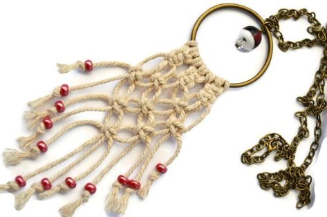 Collier fait main en macramé de couleur ivoire ce collier sera le parfait accessoire de style bohemeconstitué de corde coton,d'une perle au chalumeau et de perles de rocailles couleur bordeaux montés sur un anneau bronze et une chaine de la meme couleurcollier noeuds en corde cotonlongueur totale collier:51cmlongueur pendentif:16cmlongueur totale de la chaine 68cm Macrame Necklace, Macrame, Macramé