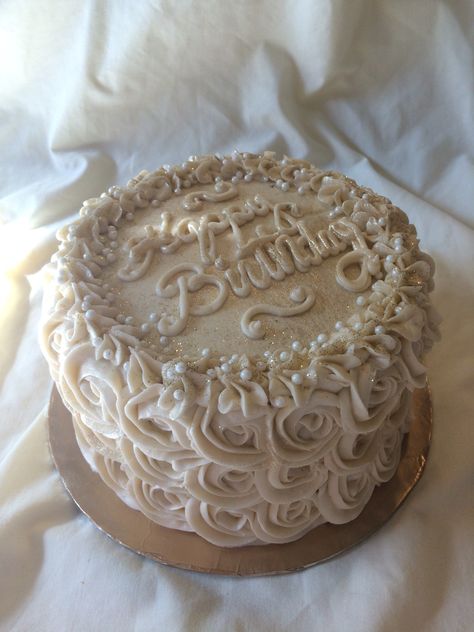 Gold And Cream Birthday Cake, Fall Rosette Cake, White And Gold Birthday Cake, Butter Icing Cake Designs, Coquette Bday, Rosette Birthday Cake, Icing Cake Design, Cream Birthday Cake, Gold And White Cake