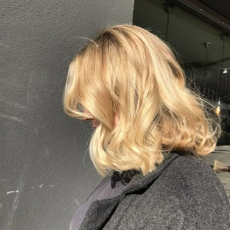 ━ 𝐡𝐚𝐳𝐞𝐥 ☻ Short Angled Bobs, Winter Blonde, Angled Bobs, Angled Bob Haircuts, Hair Dyes, Hair Idea, Hair Aesthetic, Short Blonde, Short Blonde Hair