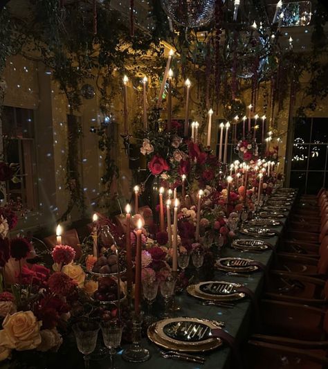 Mysterious Wedding Theme, Maximalist Wedding Ceremony, Dark Romantic Table Setting, Moody Romantic Wedding Reception, Reception Plate Decoration, Gothic Moody Wedding, Dark Vibe Wedding, Wedding Gothic Romantic, Dark Dramatic Wedding