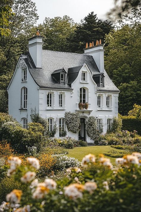 Cottage Mansion Aesthetic, French Countryside House Exterior, French Colonial House, Small Chateau House Plans, English Georgian House, House In France, French Provincial House, French Provincial House Exterior, White Villa