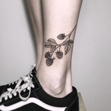 Blackberry Tattoo, Strawberry Tattoo, Branch Tattoo, Vine Tattoos, Botanical Tattoo, Knee Tattoo, The Diva, Tattoo Illustration, Sister Tattoos