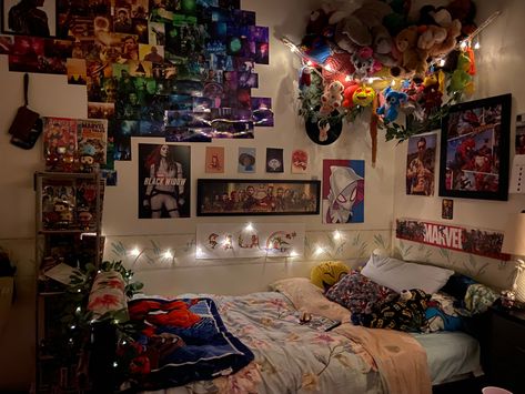 Marvel Dorm Room, Nerd Bedroom Ideas, Marvel Aesthetic Room, Room Ideas Marvel, Spider Man Room Aesthetic, Marvel Bedroom Aesthetic, Aesthetic Marvel Room Decor, Nerd Bedroom Aesthetic, Marvel Themed Bedroom