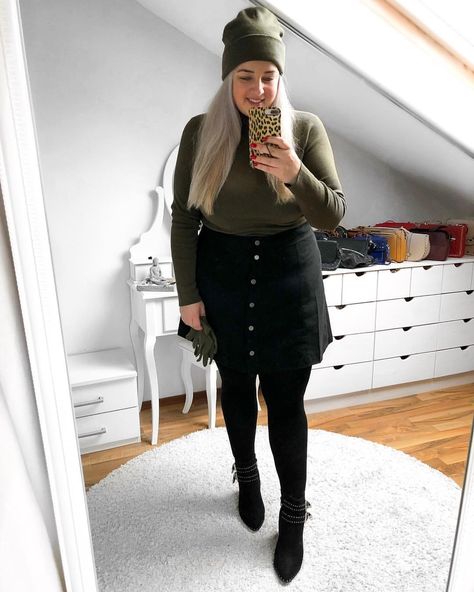 Plussize Outfit im Khaki Look Western Boots Curvy Style Fashion Mode Kurven  #plussize #plussizefashion Look Western, Curvy Style, Rock Outfit, Fashion Mode, Mode Inspiration, Mode Fashion, Curvy Fashion, Western Boots, Plus Size Fashion