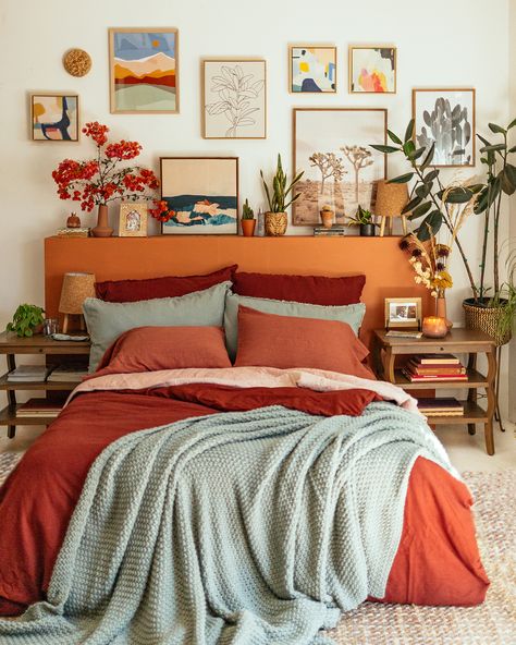 Home Decor Bedroom Modern, Boho Retro Apartment, Desert Boho Bedroom Ideas, Boho Men Living Room, Boho Bedroom White Bedding, Colorful Classic Interior Design, Pacific Northwest Style Bedroom, Interior Inspiration 2023, Boho Apartment Bedroom Ideas