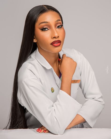 You’ve worked so hard for this. Congrats @fafa_ohiku 💄 @fleurbeauties 📷 @kenonistudios #induction #congratulations #uniben Corporate Female Portrait, Induction Shoot Ideas, Studio Headshots Women, Women Studio Photoshoot, Professional Shoot, Grad Hairstyles, Business Headshots Women, Office Clothing, Professional Headshots Women