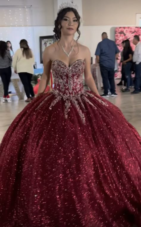 Quince Dark Red Dresses, Quince Dresses Wine Red, Deep Red Quinceanera Dresses, Marron Quince Dress, Maroon Quince Dresses, Burgundy Quince Dress, Quince Dress Ideas, Wine Red Quinceanera Dresses, Maroon Quince