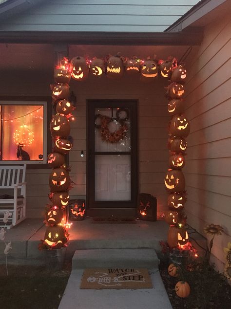 Outdoor Jack O Lantern Display, Hanging Jack O Lantern, Jack O Lantern Archway Diy, Jack O Lantern Tree, Pumpkin Doorway Arch, Jack O Lantern Porch Decor, Traditional Halloween Decor Outdoor, Halloween Porch Archway, Halloween Outdoor Lighting