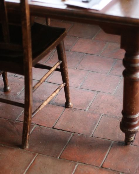 Rustic Vintage Interior Design, Terracotta Tiles Kitchen, Red Tile Floor, Stone Kitchen Floor, Floors Of Stone, Terracotta Floor Tiles, Terracotta Floor, Red Tiles, Terracotta Tiles