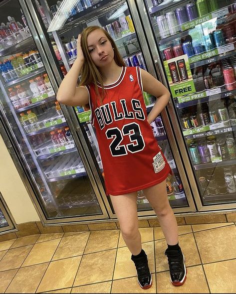 Jersey Fit, Bulls Jersey❤️ Baddie White Girl, Jersey Outfit Women, Jersey Dress Outfit, Burberry Swimsuit, Drip Clothing, Outfit Jordan, Bulls Jersey, Wednesday Dress, Girl Baddie