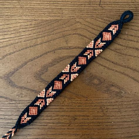 Crochet Bracelet Tutorial, جوني ديب, Diy Bracelets With String, String Bracelet Patterns, Ankle Bracelets Diy, Yarn Bracelets, Cute Friendship Bracelets, Friendship Bracelet Patterns Easy, Bracelet Keychains