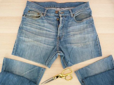 Todo lo que tienes que saber para poder cortar tus vaqueros y conseguir unos shorts perfectos. Reutiliza tu ropa! Es la moda más sostenible Levi Shorts, Outfits Casuales, Jean Shorts, Levi Jeans, Mom Jeans, Pants, Denim Shorts, Trousers