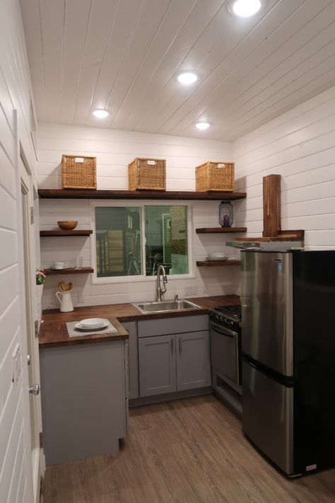 Strawberry Tiny House 1 Level Tiny House, Super Small Kitchen Ideas Tiny Houses, Garage Bungalow, Rustic Tiny House Interior, Small Living Room Interior Design, Mini House Kitchen, Small Living Room Interior, Tiny House Interior Design Ideas, Tiny House Kitchen Ideas