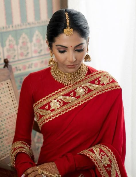 Red Wedding Dupatta, Red Sari Look, Red Kanchipuram Saree Bride, Sabyasachi Red Saree, Red Sari Wedding, Red Saree Bridal Look, Saree Makeup Look, Red Saree Wedding, Punjabi Dress Design