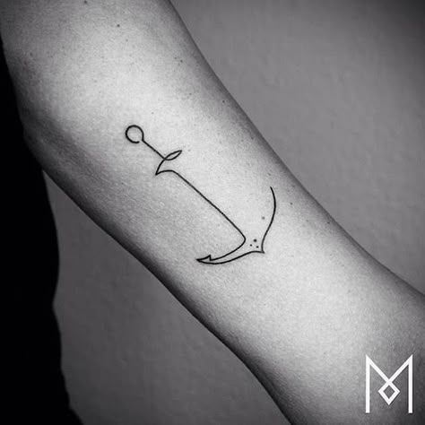 Continuous line anchor tattoo on the left bicep. Tattoo Artist: Mo Ganji Simple Anchor Tattoo, Anker Tattoo Design, Small Anchor Tattoos, Wörter Tattoos, Mo Ganji, Black Line Tattoo, Tatuagem Masculina Pequena, One Line Tattoo, Anchor Tattoo Design