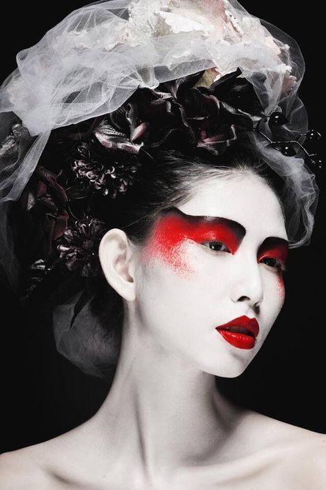 Geisha Makeup Halloween, Burn Makeup, Geisha Makeup, Monster Makeup, Theatre Makeup, Creepy Halloween Makeup, Face Art Makeup, Geisha Art, Japanese Makeup