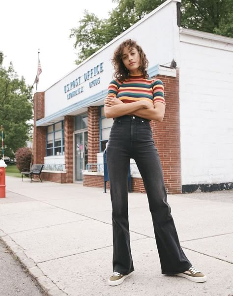 Madewell Ribbed Mockneck Top $49.50 and 11″ High-Rise Flare Jeans $135 Casual Vest Outfits, London Street Fashion, Flare Jeans Outfit, Outfits 70s, 70s Inspired Fashion, 70s Outfits, Vintage Hipster, Look Retro, Jeans Outfit Casual