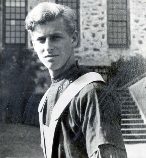 Teenage Prince Phillip. How interesting I've never seen any pictures of him this young before. Historical pictures Young Prince Philip, Rainha Elizabeth Ii, English Royal Family, Royal Family England, Elisabeth Ii, Young Prince, Royal Prince, Prince Phillip, Duke Of Edinburgh