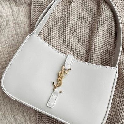 White Bag Outfit, Sac Yves Saint Laurent, Ysl Purse, Shoulder Bag Outfit, White Handbags, Tas Bahu, White Shoulder Bags, Expensive Bag, Luxury Bags Collection