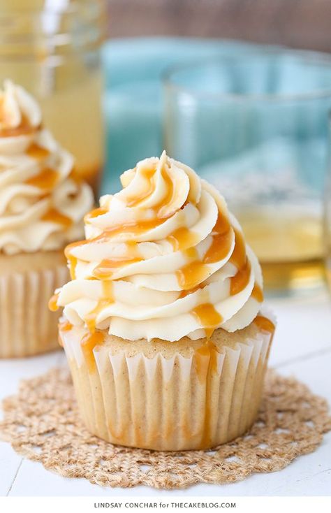 Caramel Bourbon Vanilla Cupcakes Bourbon Cupcakes, Caramel Bourbon, Whiskey Caramel, Boozy Cupcakes, Irish Desserts, Caramel Cupcakes, Brownie Cupcakes, Cupcakes Decorados, Boozy Desserts