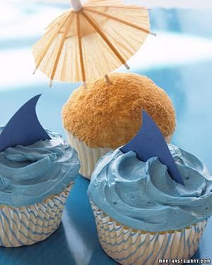 sharks cupcakes Cupcake Cheesecake, Cupcakes Amor, Shark Cupcakes, Beach Cupcakes, Summer Cupcakes, Dessert Oreo, Aloha Party, Love Cupcakes, Think Food