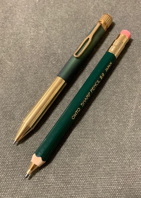 Old School Green & Brass: SAKURA craft_lab 001 twist-top ballpoint & OHTO Sharp Pencil APS-680E-GN. Sakura Craft, Pen Packaging, Lab Top, Packaging Concept, Green Pencil, Cute Stationary School Supplies, Stationary Supplies, Retro Gadgets, Study Stationery