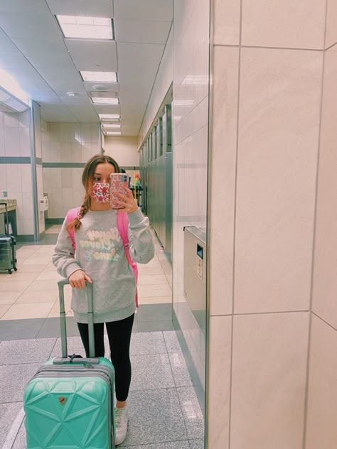 Airport Fits Comfy, Preppy Suitcase, Preppy Travel Outfit, Preppy Airport, Preppy Luggage, Cute Preppy Clothes, Pic Ideas Poses, Preppy Family, Bff Travel