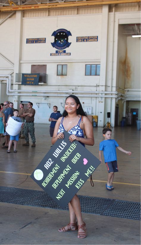 Navy Homecoming Signs, Deployment Homecoming Ideas, Deployment Homecoming Outfit, Welcome Home Signs For Military, Deployment Homecoming Signs, Military Homecoming Signs, Care Package Decorating, Military Boyfriend, Homecoming Signs