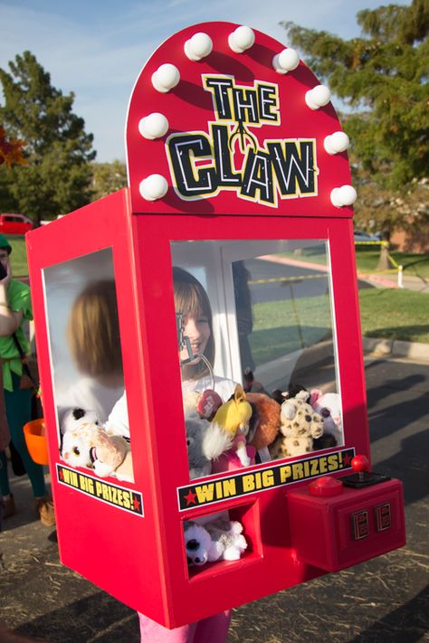 The Claw Costume, Claw Machine Costume, Claw Costume, The Claw Toy Story, Easy Kids Costumes, Popcorn Costume, Food Halloween Costumes, Best Diy Halloween Costumes, Creative Halloween Decorations