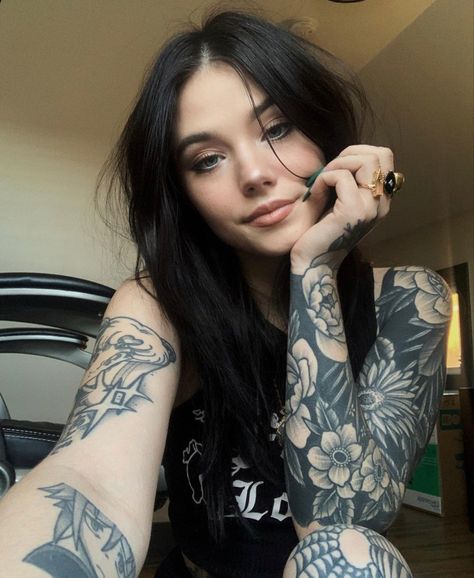 Dark Hair Tattoo Women, Hair Tattoo Girl, Girl With Tattoos, Woman With Tattoos, Oc Face, Tattoed Women, Girls With Black Hair, Tattoed Girls, Hair Tattoos