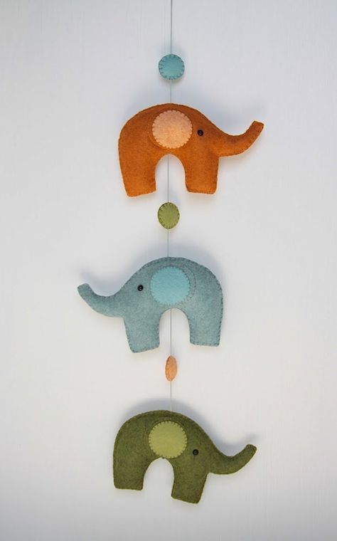 Felt Diy Projects, Felt Elephant, Elephant Mobile, Diy Baby Mobile, Baby Mobil, Felt Toys Patterns, Diy Bebe, Felt Mobile, Diy Mobile