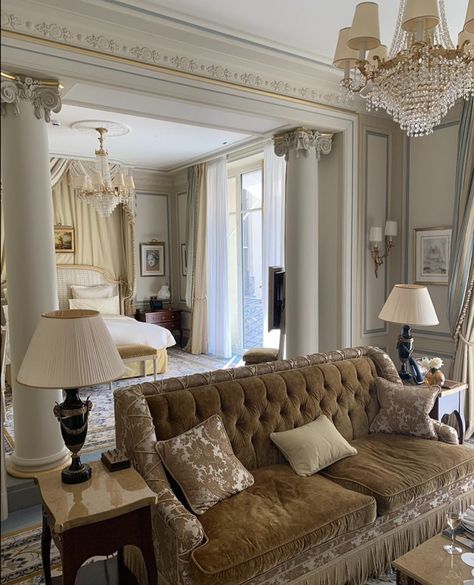 Fancy Apartment, The Ritz Paris, Architecture Antique, Paris Rooms, Shabby Chic Sofa, Paris Bedroom, Ritz Paris, French Apartment, Elegant Living Room Decor