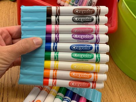 This Teacher's Hack Ensures That the Caps For Students' Markers Never Ever Get Lost Diy Marker, Classroom Hacks, Preschool Rooms, Classroom Anchor Charts, Marker Storage, First Day Of School Activities, School Supply, Diy Teacher Gifts, Kindergarten Teacher