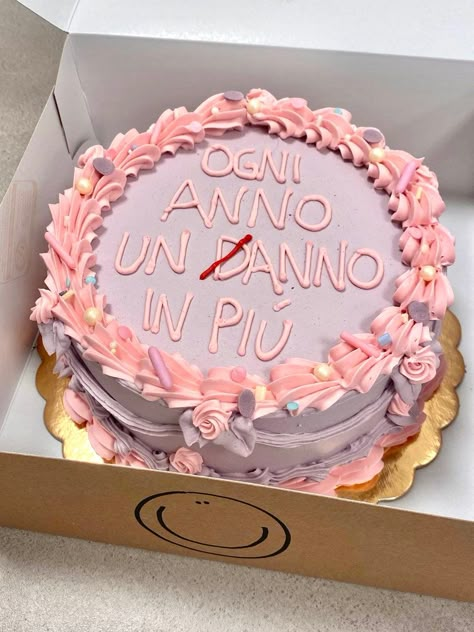 Ugly Cakes: torte brutte (ma buone) per persone belle | La Cucina Italiana Ugly Cake, Ugly Cakes, Cake Writing, 16 Cake, Funny Birthday Cakes, 18th Birthday Party, Dream Cake, Vintage Cake, Catania