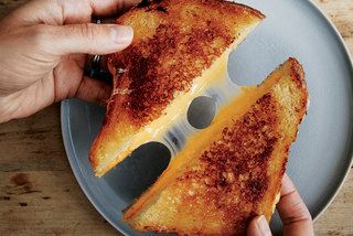 The Secret to the Crispiest Grilled Cheese Ever Cheesy Sandwiches, Crispy Grilled Cheese, Cheddar Cheese Recipes, Vegetarian Sandwich Recipes, Grilled Sandwiches, Grill Sandwich, Grilling Ideas, Best Sandwich Recipes, Grill Cheese Sandwich Recipes