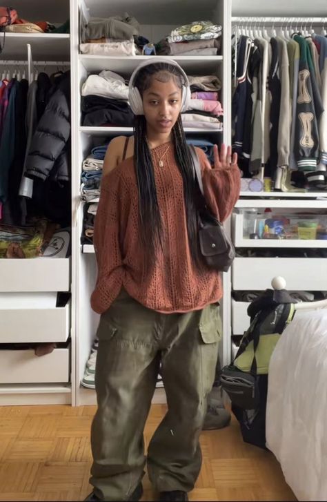 Sza Outfits Overalls, Earthy Oversized Outfits, Fall Spiritual Outfits, Earth Girl Winter Outfits, Cold Earthy Outfits, Neosoul Outfits Winter, Earthy 2000s Aesthetic, Baggy Boho Outfit, Chill Earthy Outfits