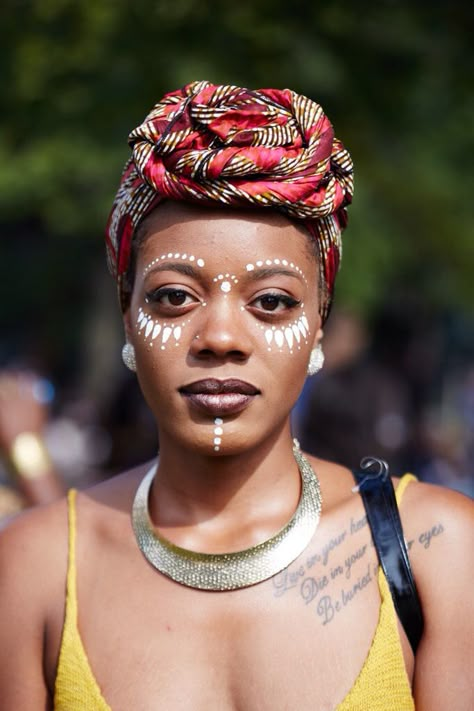 African Face Paint, Look Da Festival, Carnaval Make-up, Neon Festival, African Makeup, Afropunk Festival, Festival Face Paint, White Face Paint, Festival Face