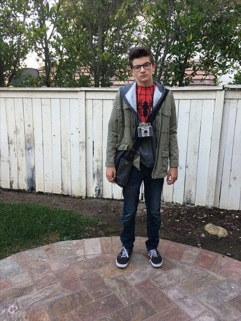 Peter Parker // Spider-Man costume Peter Parker Outfit Ideas, Peter Parker Outfit, Spiderman Halloween Costume, Marvel Halloween Costumes, Spider Man Halloween, Easy Cosplay Ideas, Parker Outfit, Peter Parker Spiderman, Easy Cosplay