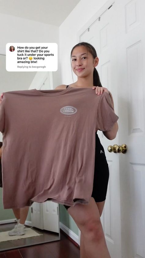 How To Tuck In Oversized Shirt Gym, Tucked In Shirt Gym Outfit, Gym Fits Oversized Shirt, Tucked Oversized Shirt, Oversized Workout Shirt, Tuck Oversized Tee, Oversized Tee Gym Outfit, Oversized Tshirt Gym Outfit Women, Shirt Tucked Into Bra Outfit