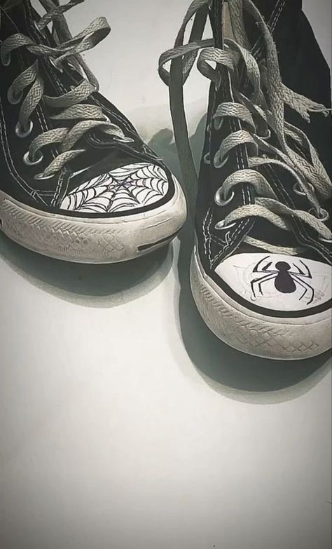 Converse With Writing On Them, Drawing On Shoes Aesthetic Grunge, Doodles On Converse, Spiderman Converse, Converse Art, Converse Drawing, Sharpie Shoes, Converse Design, Grunge Shoes