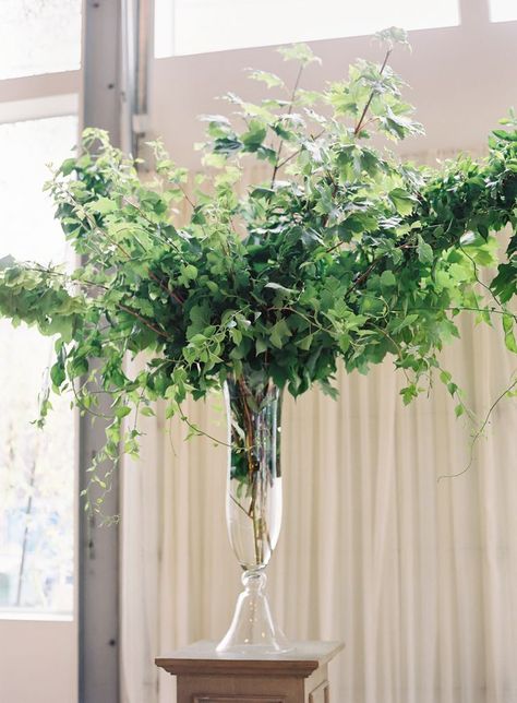 Urban Gardening Ideas, Greenery Wedding Centerpieces, Foliage Arrangements, Decoration Buffet, Greenery Centerpiece, Greenery Arrangements, Rustic Table Decor, Foliage Wedding, Wedding Altars