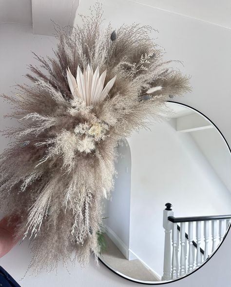 Mirror Floral Decor, Pampas Grass Mirror Decor, Pampas Mirror Decor, Pampas Wall Art, Pampas Grass Mirror, Dried Flower Wall Arrangements, Custom Mirrors Diy, Pampas Mirror, Pampas Wall Decor